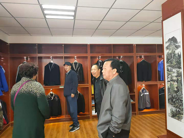 甘肅省文史館原館長(zhǎng)劉醒初、 隴南市政協(xié)原副主席張俊蘭一行到蘭州耐特服飾有限公司隴南生產(chǎn)基地參觀(guān)